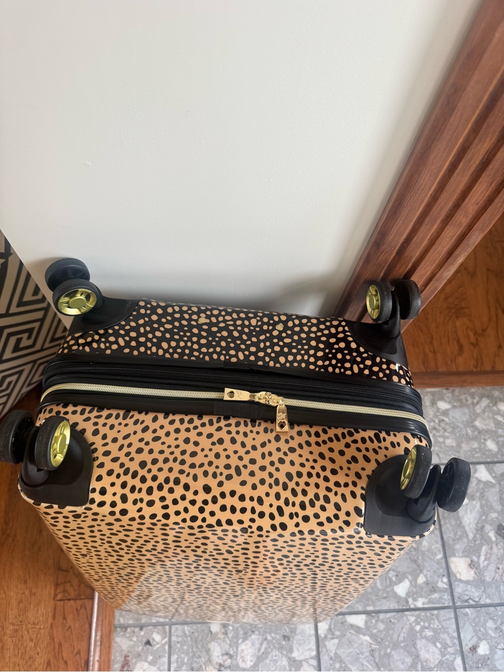 BETSEY JOHNSON “MARKET DOT” COLLECTION HARD SIDE CAMEL/ BLACK ROLLING LUGGAGE - Picture 9 of 10